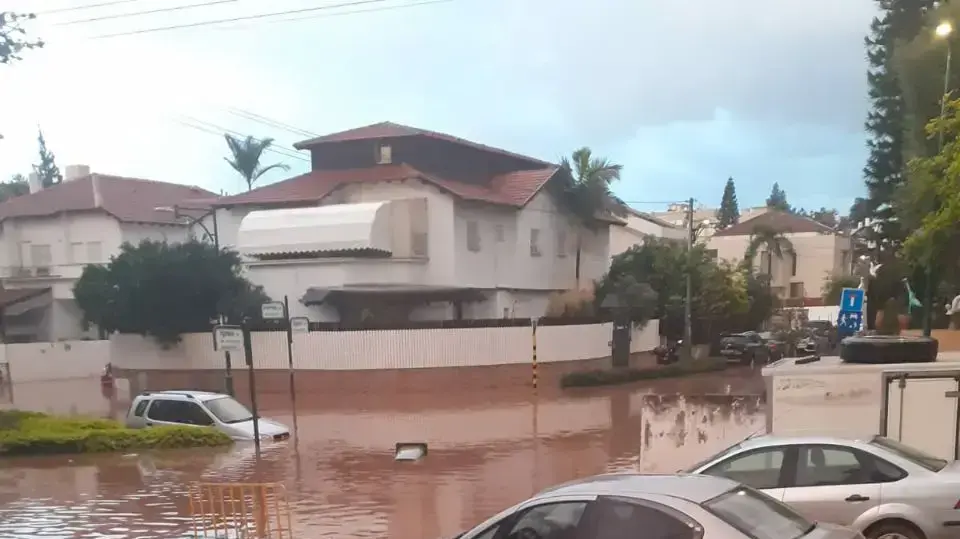 רכבים מוצפים בנס ציונה בעקבות הגשמים. רכבים מוצפים בנס ציונה בעקבות הגשמים.