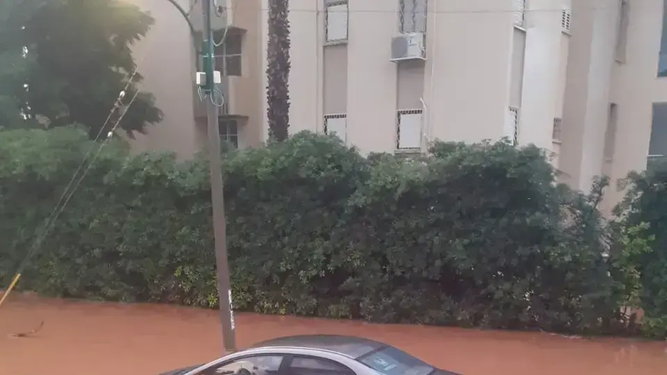 רכבים מוצפים בנס ציונה בעקבות הגשמים. רכבים מוצפים בנס ציונה בעקבות הגשמים.