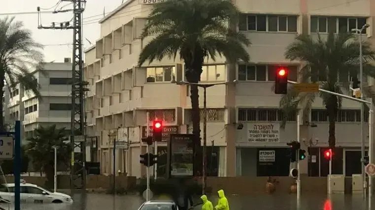 חילוץ נהג מונית בהצפות ברחוב משה אביב באור יהודה. 21 בנובמבר 2020 חילוץ נהג מונית בהצפות ברחוב משה אביב באור יהודה. 21 בנובמבר 2020