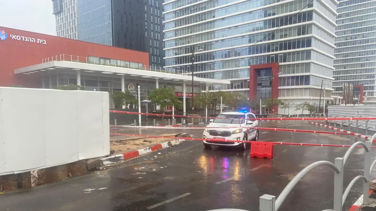 רחוב מצדה בבני ברק נחסם לתנועת כלי רכב משני הצדדים בשל בור שנפער בכביש. 21 בנובמבר 2020 רחוב מצדה בבני ברק נחסם לתנועת כלי רכב משני הצדדים בשל בור שנפער בכביש. 21 בנובמבר 2020