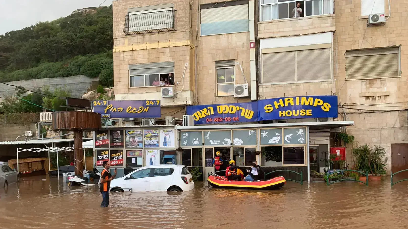 חילוץ סועדים ממסעדה מוצפת בחיפה, בעקבות הגשמים העזים. 21 בנובמבר 2020 חילוץ סועדים ממסעדה מוצפת בחיפה, בעקבות הגשמים העזים. 21 בנובמבר 2020
