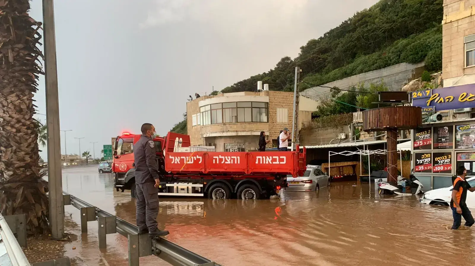 חילוץ סועדים ממסעדה מוצפת בחיפה, בעקבות הגשמים העזים. 21 בנובמבר 2020 חילוץ סועדים ממסעדה מוצפת בחיפה, בעקבות הגשמים העזים. 21 בנובמבר 2020