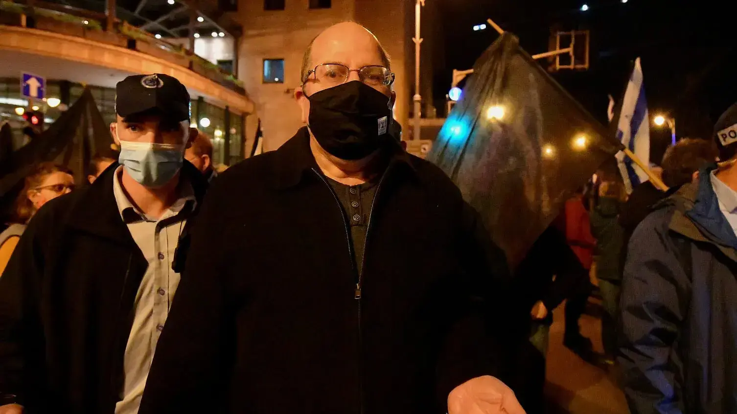 בוגי יעלון במהלך הפגנת הדגלים השחורים מול מעון רה"מ, ירושלים 21 בנובמבר 2020 בוגי יעלון במהלך הפגנת הדגלים השחורים מול מעון רה"מ, ירושלים 21 בנובמבר 2020