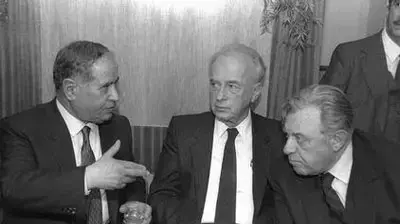 ראש עירית ירושלים טדי קולק שר הביטחון יצחק רבין, ראש עירית בית לחם אליעס פרג'י במהלך קבלת פנים בחג המולד, בית לחם 24/12/85 (יעקב סער)