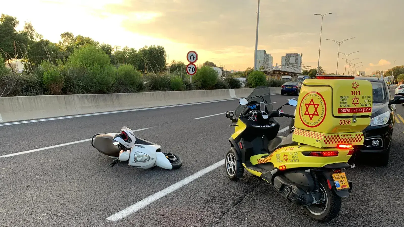 האופנוע בכביש 44 סמוך לאזור והאופנוע של מד"א, 21 בנובמבר 2020 האופנוע בכביש 44 סמוך לאזור והאופנוע של מד"א, 21 בנובמבר 2020
