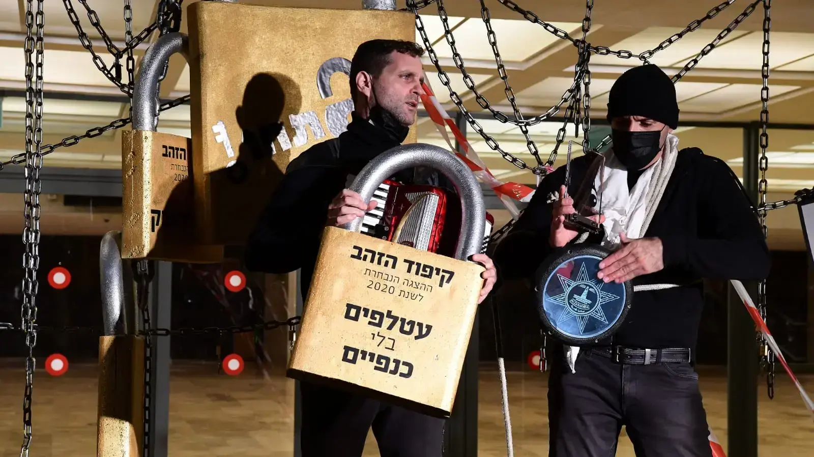 הפגנת אנשי תיאטרון נגד נעילת עולם התרבות במשבר הקורונה, בטקס "קיפוד הזהב" לשנת 2020 המחלק פרסים ליוצרי תיאטרון פרינג' ותיאטרון עצמאי, כיכר היכל התרבות בתל אביב