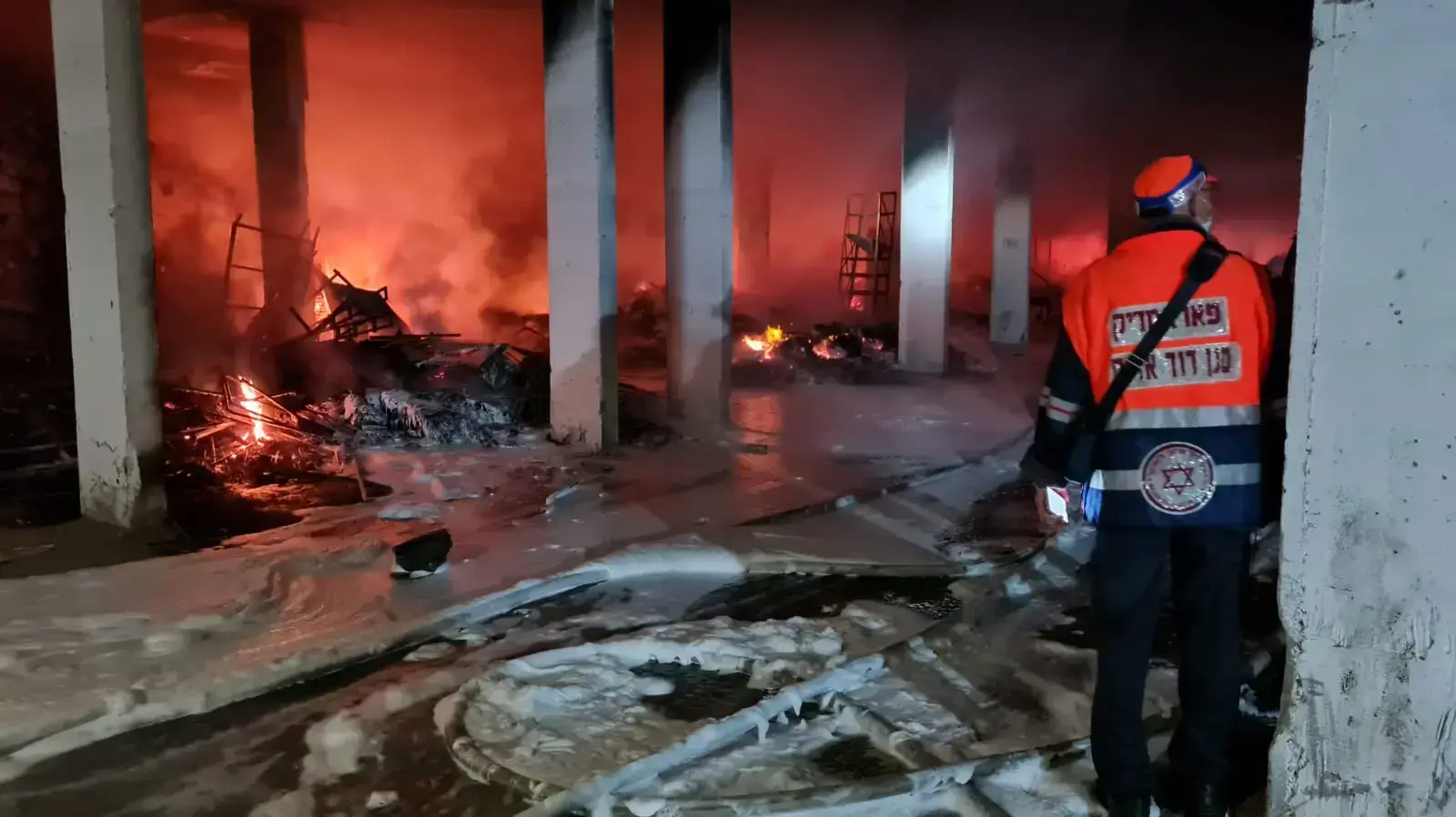 שריפה בחניון של בניין מגורים בירושלים. 24 בנובמבר 2020 שריפה בחניון של בניין מגורים בירושלים. 24 בנובמבר 2020