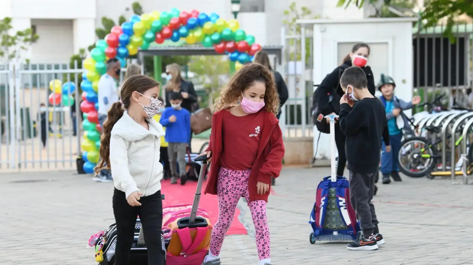 תלמידי כיתות ה-ו חוזרים ללימודים, בי"ס עוזי חיטמן, פתח תקווה, 24 בנובמבר 2020 תלמידי כיתות ה-ו חוזרים ללימודים, בי"ס עוזי חיטמן, פתח תקווה, 24 בנובמבר 2020