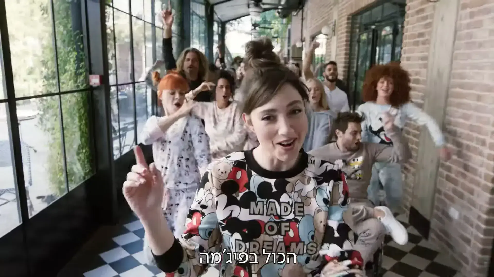 אליאנה תדהר בפרסומת לפיג'מה וטרנינג של דלתא אליאנה תדהר בפרסומת לפיג'מה וטרנינג של דלתא