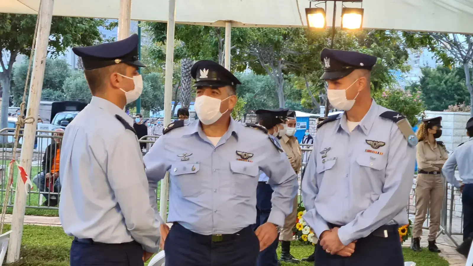 מפקד חיל האויר עמיקם נורקין ,ראש כוח אדם איתמר רייכל ומפקד בית הספר לטיסה בהלוויתו של ליהוא בן בסה, בית עלמין ראשון לציון, 25 בנובמבר 2020 מפקד חיל האויר עמיקם נורקין ,ראש כוח אדם איתמר רייכל ומפקד בית הספר לטיסה בהלוויתו של ליהוא בן בסה, בית עלמין ראשון לציון, 25 בנובמבר 2020