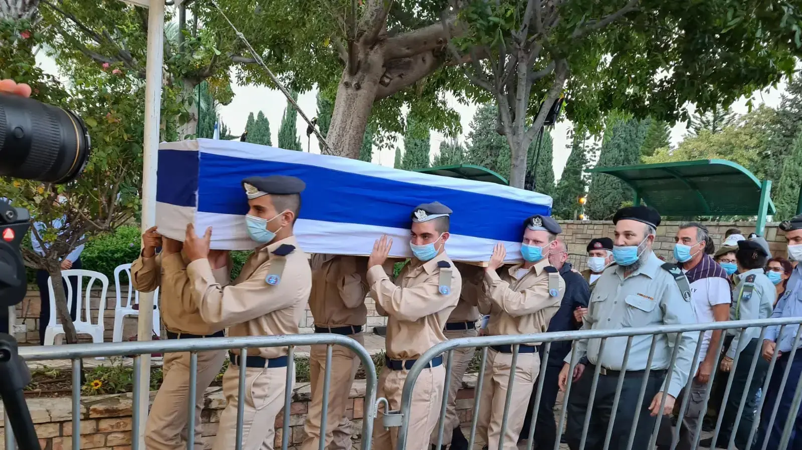 הלוויתו של רב"ט ליהוא בן-בסה, חניך קורס טיס, בבית העלמין הצבאי, ראשון לציון, 25 בנובמבר 2020 הלוויתו של רב"ט ליהוא בן-בסה, חניך קורס טיס, בבית העלמין הצבאי, ראשון לציון, 25 בנובמבר 2020