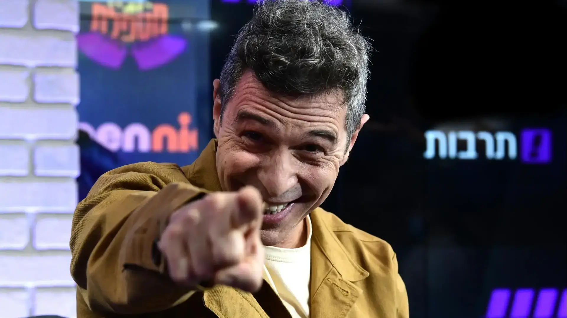 השחקן והקומיקאי יובל סמו באולפן וואלה! NEWS השחקן והקומיקאי יובל סמו באולפן וואלה! NEWS