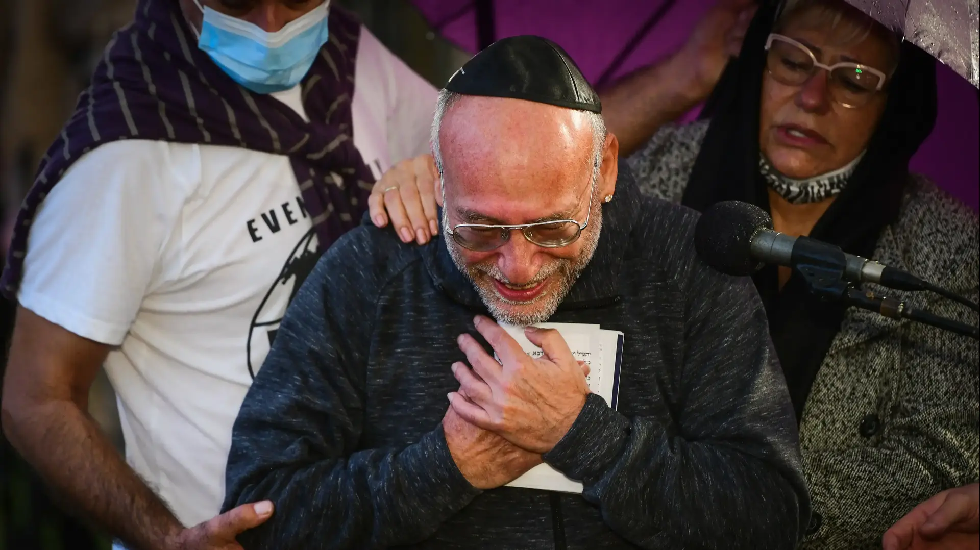 משה בן- בסה, אביו של רב"ט ליהוא בן-בסה, חניך קורס טיס, הלוויתו בבית העלמין הצבאי, ראשון לציון, 25 בנובמבר 2020 משה בן- בסה, אביו של רב"ט ליהוא בן-בסה, חניך קורס טיס, הלוויתו בבית העלמין הצבאי, ראשון לציון, 25 בנובמבר 2020