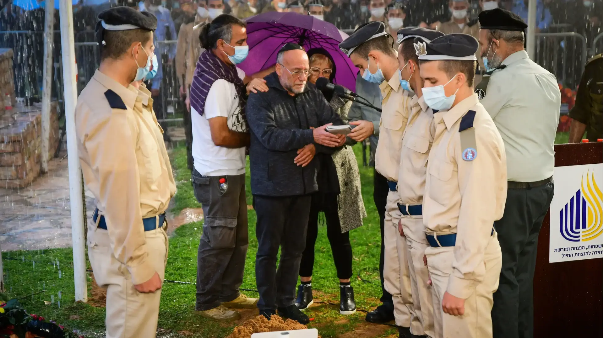 משה בן- בסה, אביו של רב"ט ליהוא בן-בסה, חניך קורס טיס, הלוויתו בבית העלמין הצבאי, ראשון לציון, 25 בנובמבר 2020 משה בן- בסה, אביו של רב"ט ליהוא בן-בסה, חניך קורס טיס, הלוויתו בבית העלמין הצבאי, ראשון לציון, 25 בנובמבר 2020