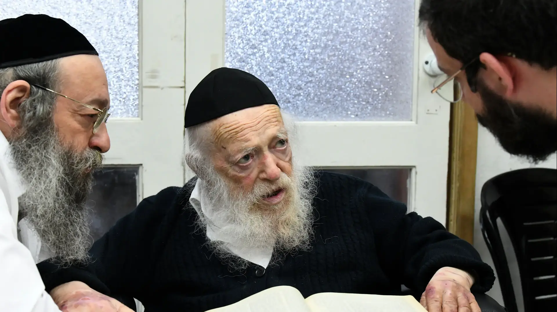 הרב חיים קנייבסקי עם בנו ונכדו, בני ברק, 25 בנובמבר 2020 הרב חיים קנייבסקי עם בנו ונכדו, בני ברק, 25 בנובמבר 2020