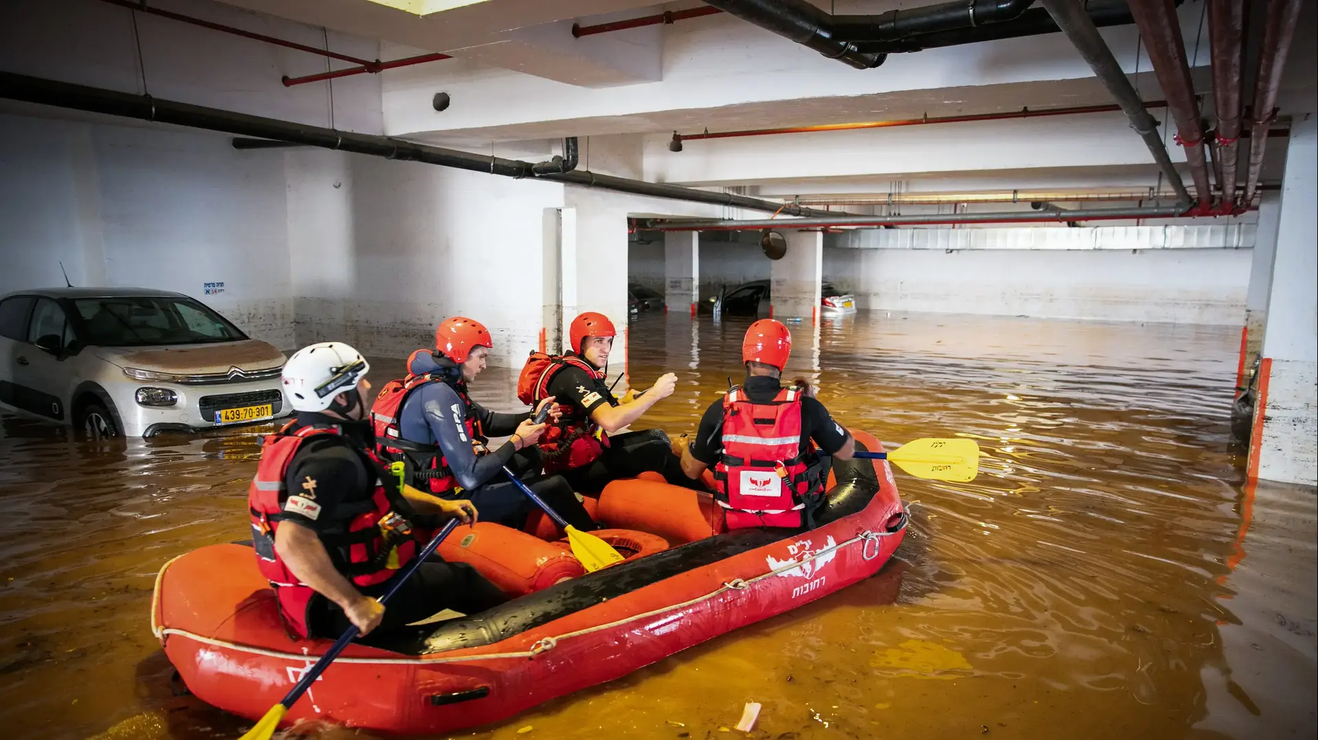 כוחות כיבוי בסירת הצלה סורקים אחר לכודים בחניון שהוצף בעקבות גשמים, נס ציונה. 21 בנובמבר 2020 כוחות כיבוי בסירת הצלה סורקים אחר לכודים בחניון שהוצף בעקבות גשמים, נס ציונה. 21 בנובמבר 2020