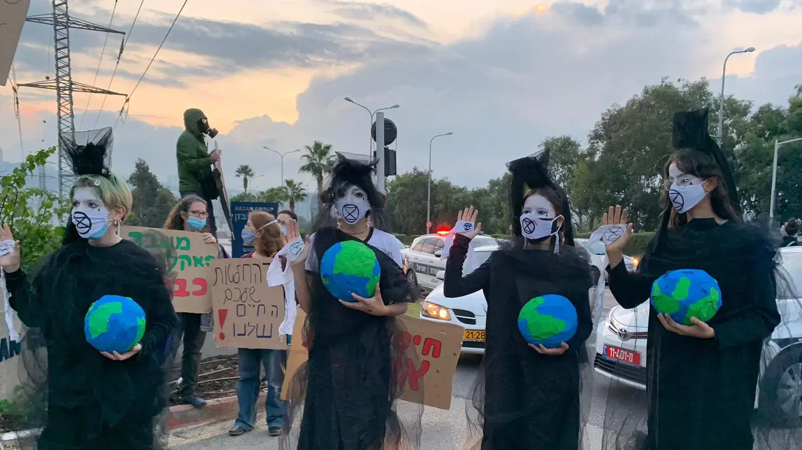 עשרות פעילי סביבה מפגינים בכניסה לבתי הזיקוק במפרץ חיפה, במחאה נגד הזיהום הסביבתי של בזן. 25 בנובמבר 2020 עשרות פעילי סביבה מפגינים בכניסה לבתי הזיקוק במפרץ חיפה, במחאה נגד הזיהום הסביבתי של בזן. 25 בנובמבר 2020