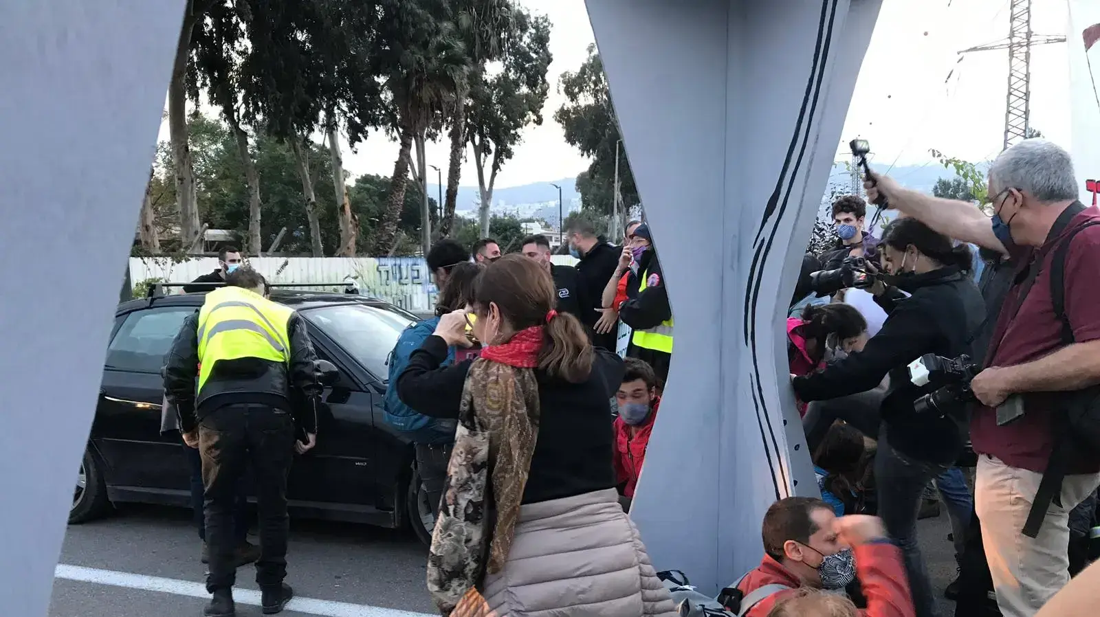 עובד בזן נוסע לעבר פעילי סביבה שהפגינו בכניסה לבתי הזיקוק במפרץ חיפה, במחאה נגד הזיהום הסביבתי של בזן. 25 בנובמבר 2020 עובד בזן נוסע לעבר פעילי סביבה שהפגינו בכניסה לבתי הזיקוק במפרץ חיפה, במחאה נגד הזיהום הסביבתי של בזן. 25 בנובמבר 2020