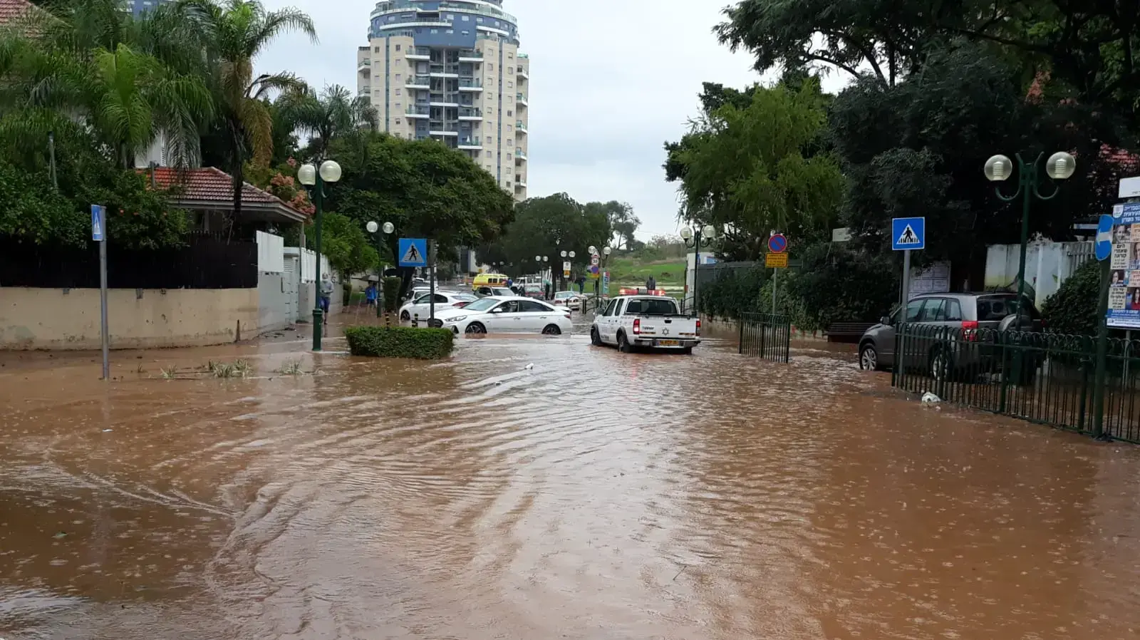 הוד השרון, חילוץ של גן ילדים ברחוב הפשוש, 26 בנובמבר 2020 הוד השרון, חילוץ של גן ילדים ברחוב הפשוש, 26 בנובמבר 2020