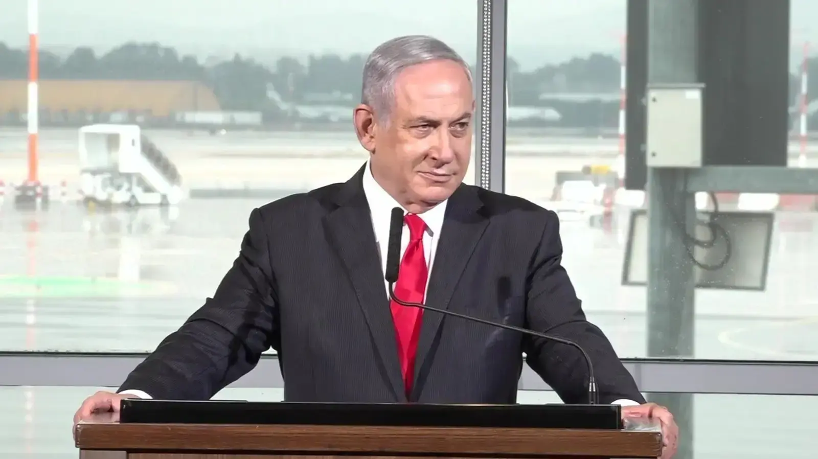 ראש הממשלה בנימין נתניהו בטקס קבלת הפנים לטיסה המסחרית הראשונה של חברת "פליי דובאי" מאבו-דאבי, בנמל התעופה בן גוריון, 26 בנובמבר 2020 ראש הממשלה בנימין נתניהו בטקס קבלת הפנים לטיסה המסחרית הראשונה של חברת "פליי דובאי" מאבו-דאבי, בנמל התעופה בן גוריון, 26 בנובמבר 2020