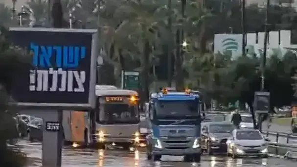 דרך נמיר, תל אביב מוצפת וחסומה לתנועה, 26 בנובמבר 2020 דרך נמיר, תל אביב מוצפת וחסומה לתנועה, 26 בנובמבר 2020