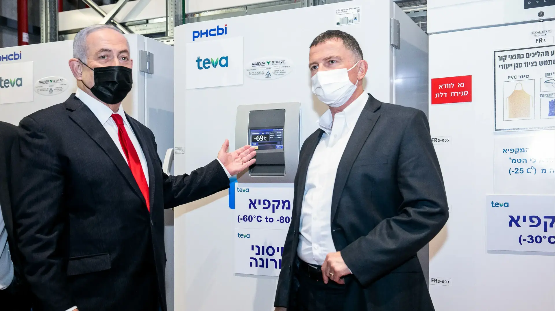 רה"מ נתניהו ושר הבריאות אדלשטיין יבקרו ב"מרכז הלוגיסטי טבע סלא", שעתיד לקלוט, לאחסן ולשנע את החיסונים נגד הקורונה בתנאים מיוחדים, מרכז לוגיסטי "טבע סלא", אזור תעשיה חבל מודיעין, 26 בנובמבר 2020 רה"מ נתניהו ושר הבריאות אדלשטיין יבקרו ב"מרכז הלוגיסטי טבע סלא", שעתיד לקלוט, לאחסן ולשנע את החיסונים נגד הקורונה בתנאים מיוחדים, מרכז לוגיסטי "טבע סלא", אזור תעשיה חבל מודיעין, 26 בנובמבר 2020