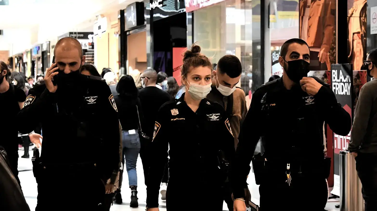 שוטרים אוכפים את פיילוט פתיחת הקניונים, קניון איילון רמת גן, 27 בנובמבר 2020 שוטרים אוכפים את פיילוט פתיחת הקניונים, קניון איילון רמת גן, 27 בנובמבר 2020