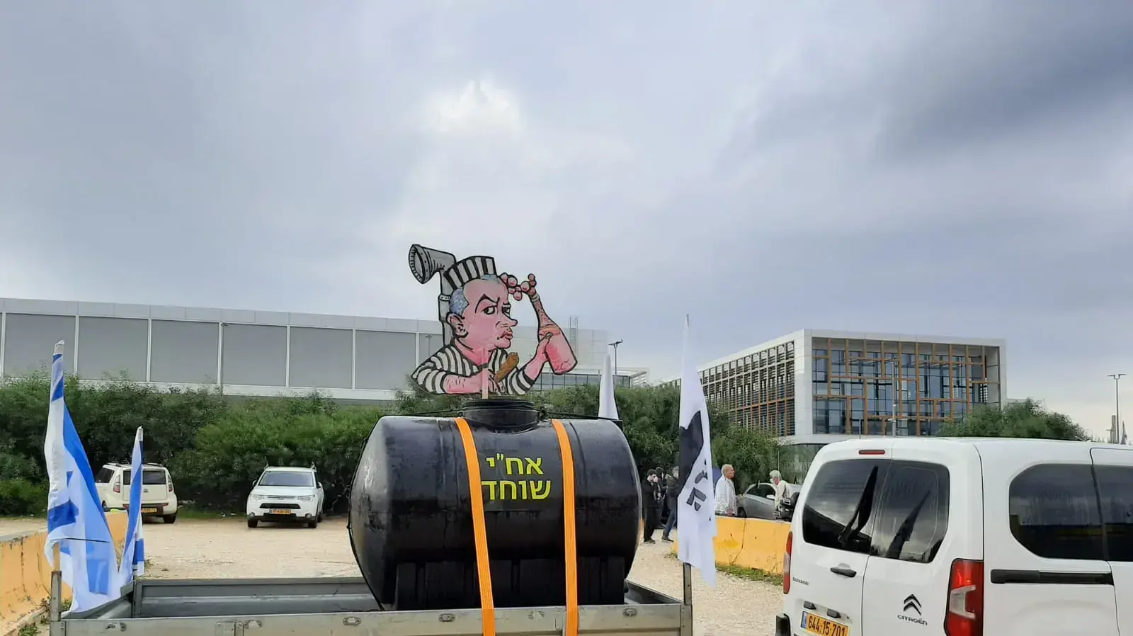 שיירת מחאה נגד פרשת הצוללות בדרכם מקיסריה וצומת בילו לכיוון בית המשפט העליון בירושלים ובלפור. 28 בנובמבר 2020 שיירת מחאה נגד פרשת הצוללות בדרכם מקיסריה וצומת בילו לכיוון בית המשפט העליון בירושלים ובלפור. 28 בנובמבר 2020
