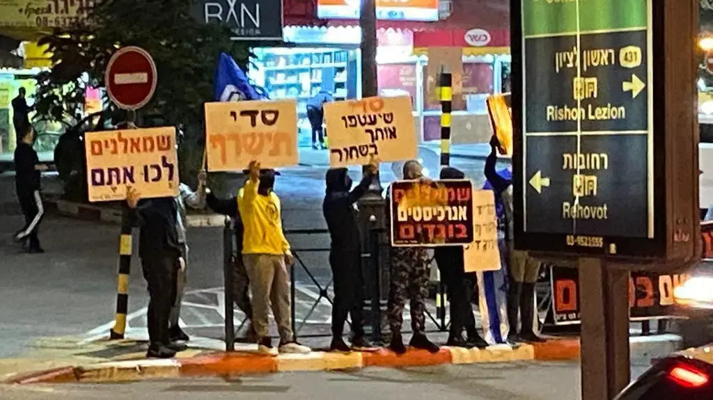 הפגנת תומכי נתניהו בנס ציונה. קריאה לשריפת אזרחים, שלטי בוגדים ואיחולי מוות מפורשים. 28 בנובמבר 2020 הפגנת תומכי נתניהו בנס ציונה. קריאה לשריפת אזרחים, שלטי בוגדים ואיחולי מוות מפורשים. 28 בנובמבר 2020
