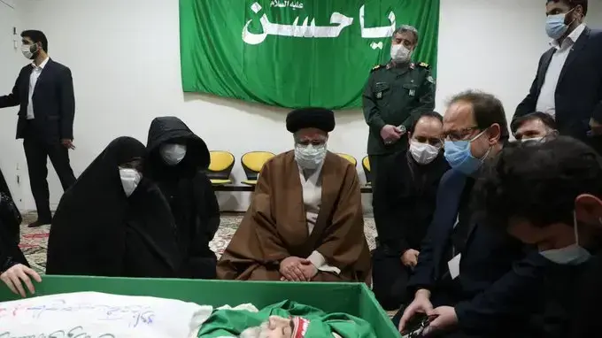 יו"ר הרשות השופטת של איראן, איברהים ראיסי, לצד גופתו של המדען מוחסן פחריזאדה, 28 בנובמבר 2020 יו"ר הרשות השופטת של איראן, איברהים ראיסי, לצד גופתו של המדען מוחסן פחריזאדה, 28 בנובמבר 2020