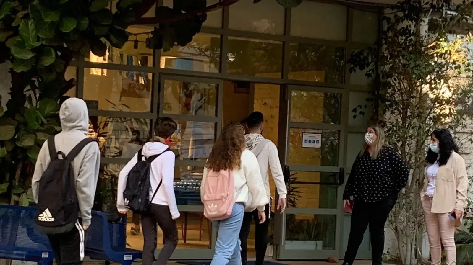 חזרת תיכונים לבית הספר | הגעת תלמידים לתיכון שמעון בן צבי, גבעתיים 29 בנובמבר 2020 חזרת תיכונים לבית הספר | הגעת תלמידים לתיכון שמעון בן צבי, גבעתיים 29 בנובמבר 2020