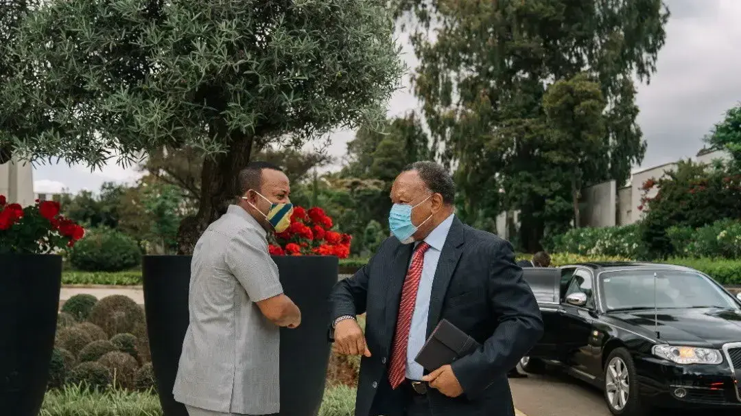 ראש ממשלת אתיופיה, אביי אחמד (מימין) מקבל את פניו של שליח האיחוד האפריקאי, אדיס אבבה 27 בנובמבר 2020 ראש ממשלת אתיופיה, אביי אחמד (מימין) מקבל את פניו של שליח האיחוד האפריקאי, אדיס אבבה 27 בנובמבר 2020