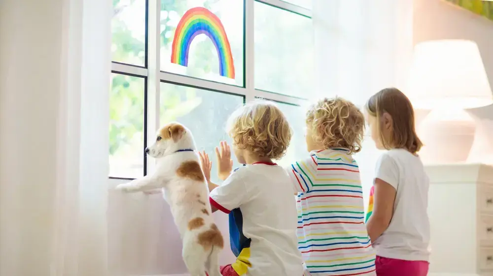 ילדים בבידוד ביתי או סגר מביטים מבעד לחלון ילדים בבידוד ביתי או סגר מביטים מבעד לחלון