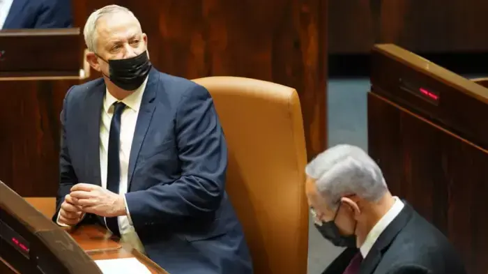 ראש הממשלה, בנימין נתניהו ושר הביטחון, בני גנץ במהלך מליאת הכנסת 2 בדצמבר 2020 