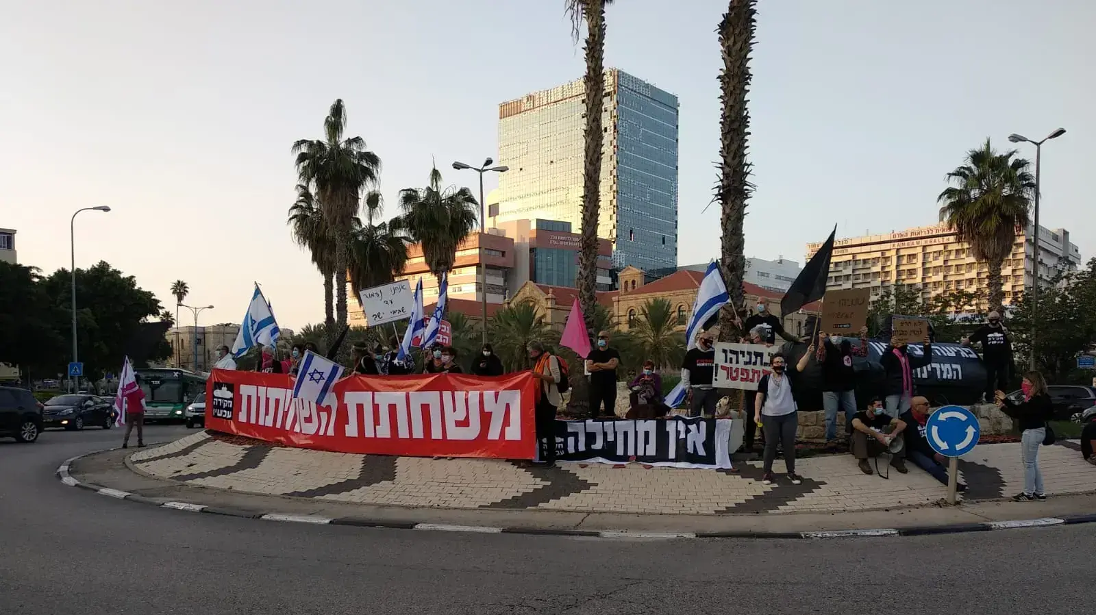 קבוצת מוחים מול טקס חנוכת המשחתת הראשונה מעסקת טיסנקרופ קבוצת מוחים מול טקס חנוכת המשחתת הראשונה מעסקת טיסנקרופ