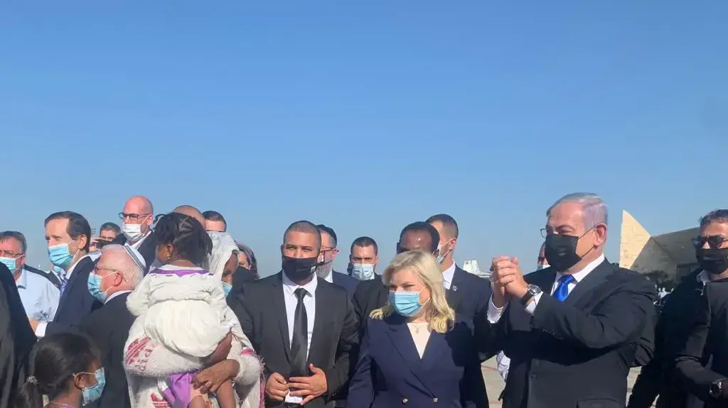 ראש הממשלה בנימין נתניהו ורעייתו שרה בטקס קבלת פנים למאות עולים ראשונים מאתיופיה שמגיעים ארצה במסגרת מבצע עלייה "צור ישראל" מאתיופיה., 3 בדצמבר 2020 ראש הממשלה בנימין נתניהו ורעייתו שרה בטקס קבלת פנים למאות עולים ראשונים מאתיופיה שמגיעים ארצה במסגרת מבצע עלייה "צור ישראל" מאתיופיה., 3 בדצמבר 2020