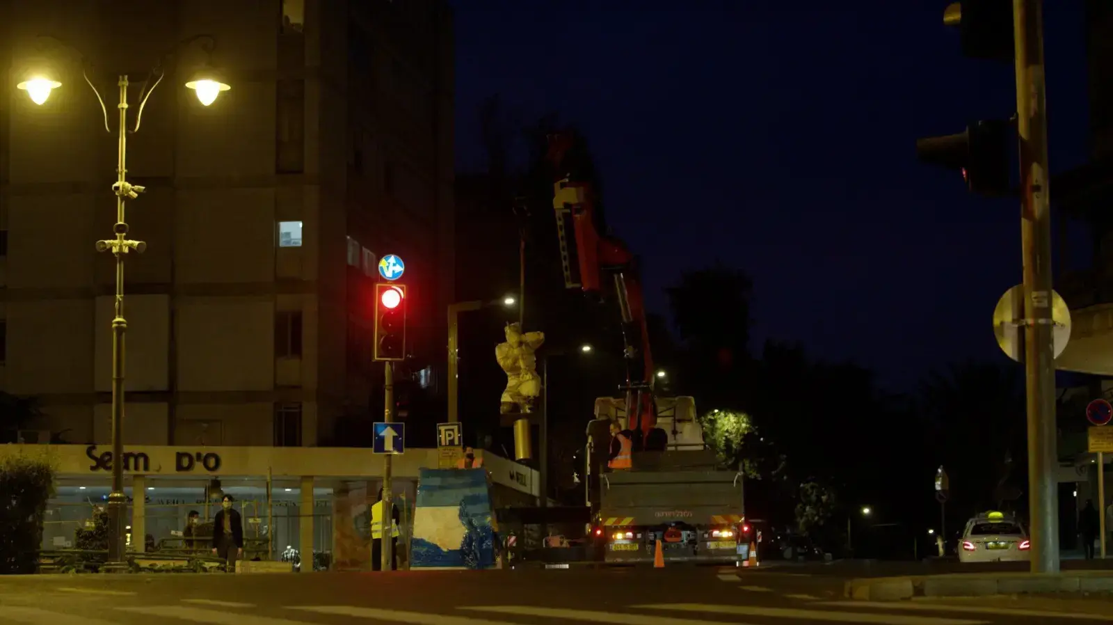 הסרת פסל מחאה שהוצב בכיכר פריז שבירושלים, 5 בדצמבר 2020 הסרת פסל מחאה שהוצב בכיכר פריז שבירושלים, 5 בדצמבר 2020