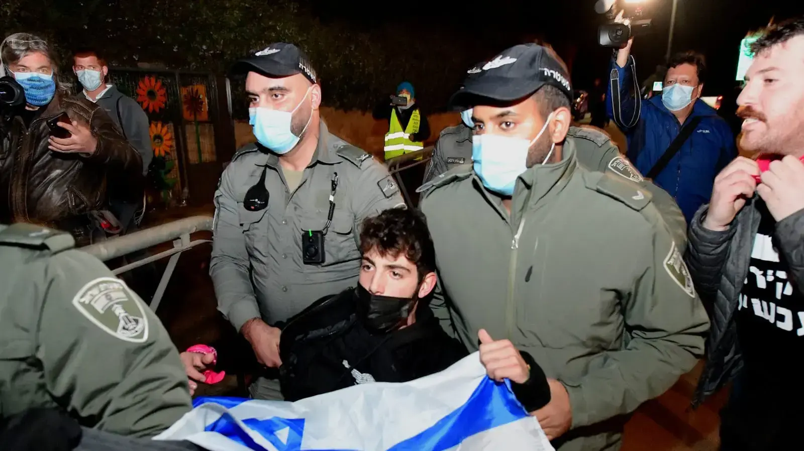 מעצר מפגין במהלך הפגנה נגד ראש הממשלה נתניהו, בית הנשיא, ירושלים, 5 בדצמבר 2020 מעצר מפגין במהלך הפגנה נגד ראש הממשלה נתניהו, בית הנשיא, ירושלים, 5 בדצמבר 2020