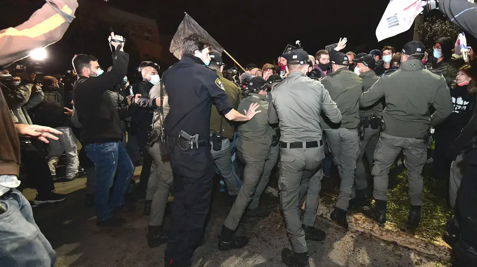 מעצר מפגין במהלך הפגנה נגד ראש הממשלה נתניהו, בית הנשיא, ירושלים, 5 בדצמבר 2020 מעצר מפגין במהלך הפגנה נגד ראש הממשלה נתניהו, בית הנשיא, ירושלים, 5 בדצמבר 2020