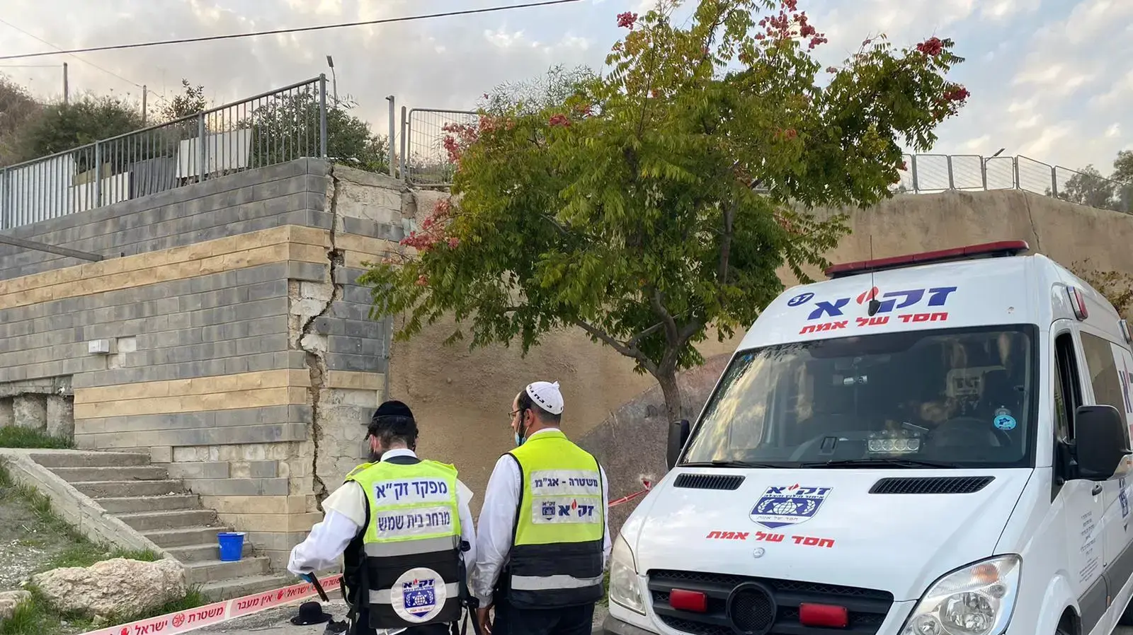 זירת נפילת ילד מגובה בבית שמש 7 בדצמבר 2020
זירת נפילת ילד מגובה בבית שמש 7 בדצמבר 2020
