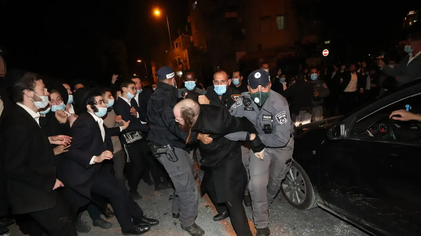 אלפי חרדים מפגינים בצומת בר אילן בירושלים במחאה על תוואי הרכבת הקלה שצפוי לעבור בחלק מהשכונות החרדיות. אלפי חרדים מפגינים בצומת בר אילן בירושלים במחאה על תוואי הרכבת הקלה שצפוי לעבור בחלק מהשכונות החרדיות.