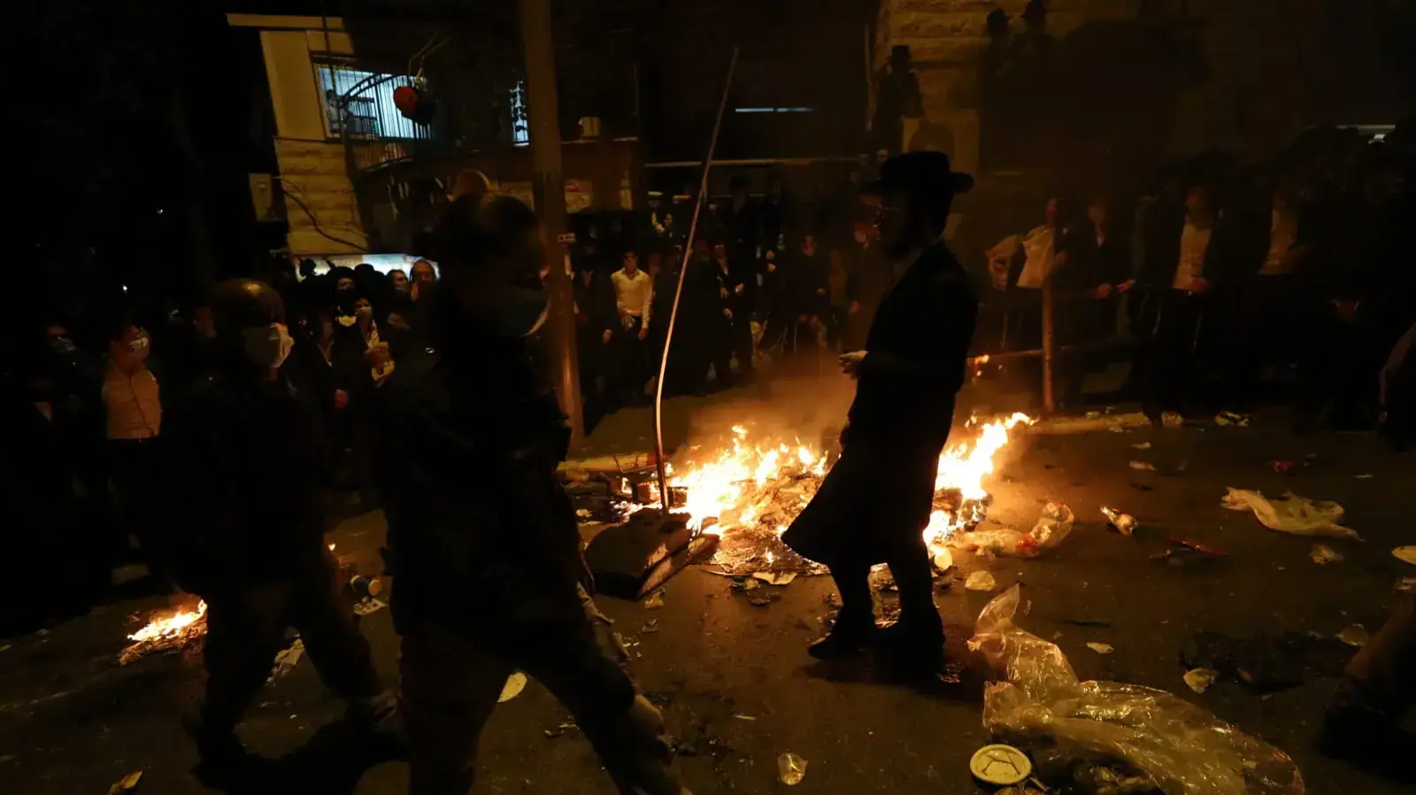 אלפי חרדים מפגינים בצומת בר אילן בירושלים במחאה על תוואי הרכבת הקלה שצפוי לעבור בחלק מהשכונות החרדיות. אלפי חרדים מפגינים בצומת בר אילן בירושלים במחאה על תוואי הרכבת הקלה שצפוי לעבור בחלק מהשכונות החרדיות.