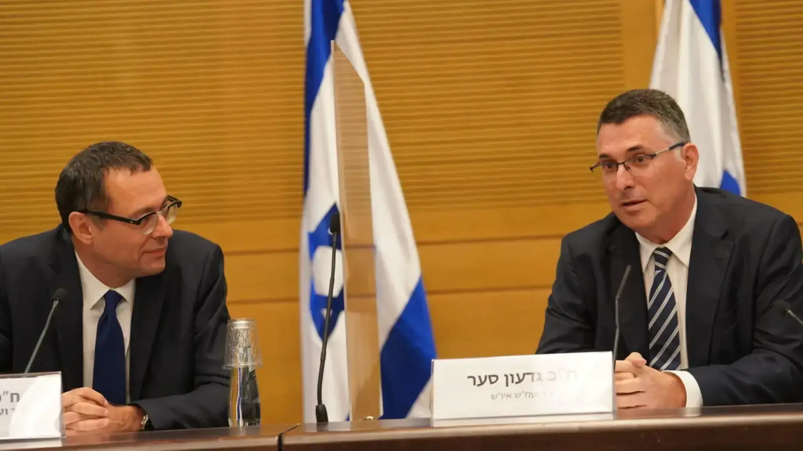 גדעון סער וצבי האוזר בישיבת ועדת חו"ב, 9 בדצמבר 2020 גדעון סער וצבי האוזר בישיבת ועדת חו"ב, 9 בדצמבר 2020