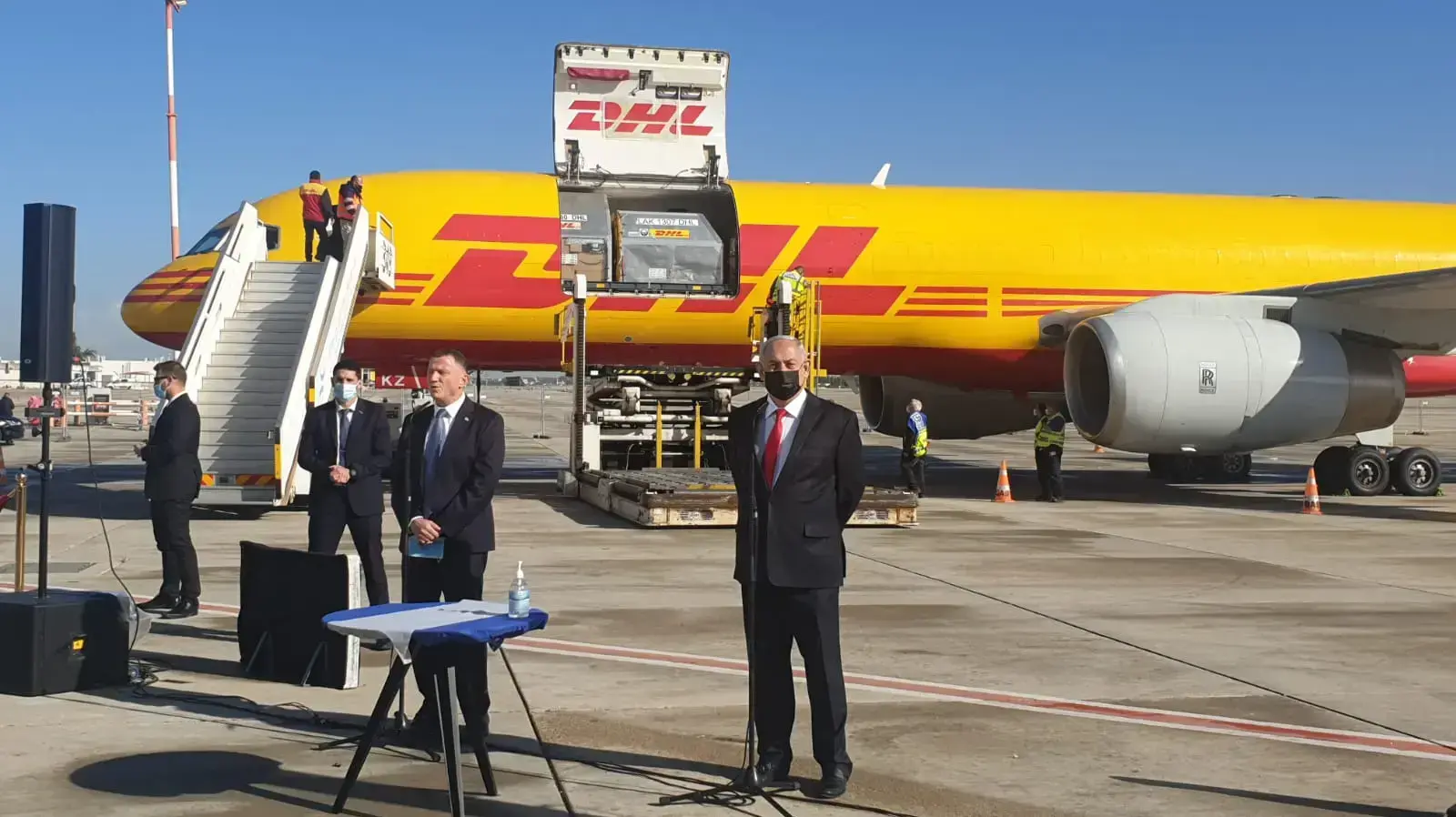 ראש הממשלה בנימין נתניהו ושר הבריאות יולי אדלשטיין בהגעת חיסוני פייזר לישראל, נתב"ג 9 בדצמבר 2020 ראש הממשלה בנימין נתניהו ושר הבריאות יולי אדלשטיין בהגעת חיסוני פייזר לישראל, נתב"ג 9 בדצמבר 2020