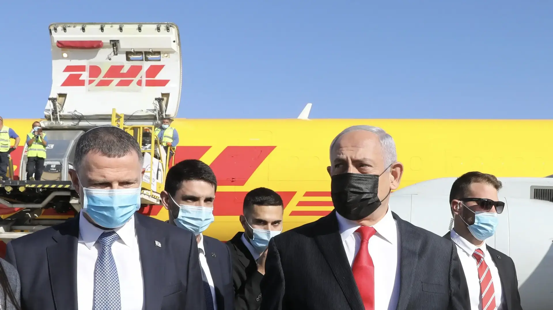 ראש הממשלה בנימין נתניהו ושר הבריאות יולי אדלשטיין בהגעת חיסוני פייזר לישראל, נתב"ג 9 בדצמבר 2020 ראש הממשלה בנימין נתניהו ושר הבריאות יולי אדלשטיין בהגעת חיסוני פייזר לישראל, נתב"ג 9 בדצמבר 2020