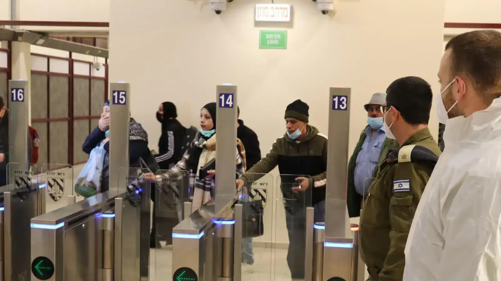 בדיקות קורונה לפועלים במעבר קלנדיה. מבצע משותף של המתפ״ש והמנהל האזרחי יחד עם מפקדת אלון ומד״א. בדיקות קורונה לפועלים במעבר קלנדיה. מבצע משותף של המתפ״ש והמנהל האזרחי יחד עם מפקדת אלון ומד״א.