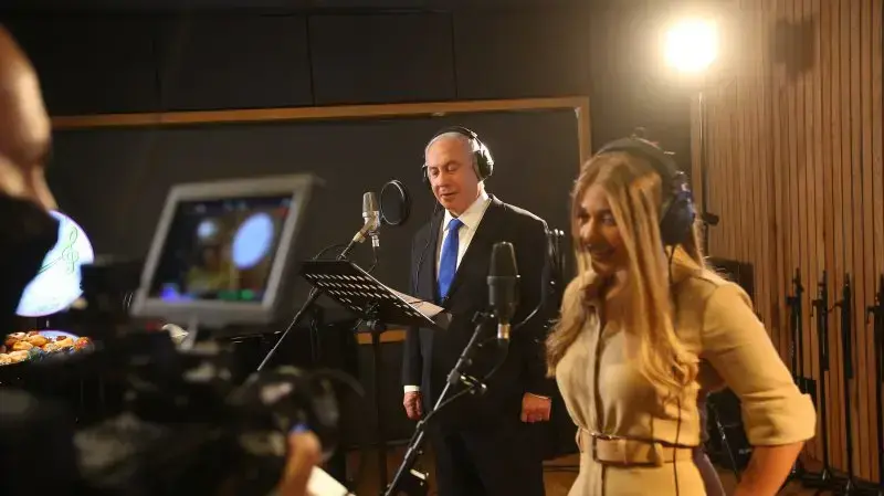 בנימין נתניהו ועדן בן זקן מבצעים גרסת כיסוי לשיר "יש בי אהבה" בנימין נתניהו ועדן בן זקן מבצעים גרסת כיסוי לשיר "יש בי אהבה"