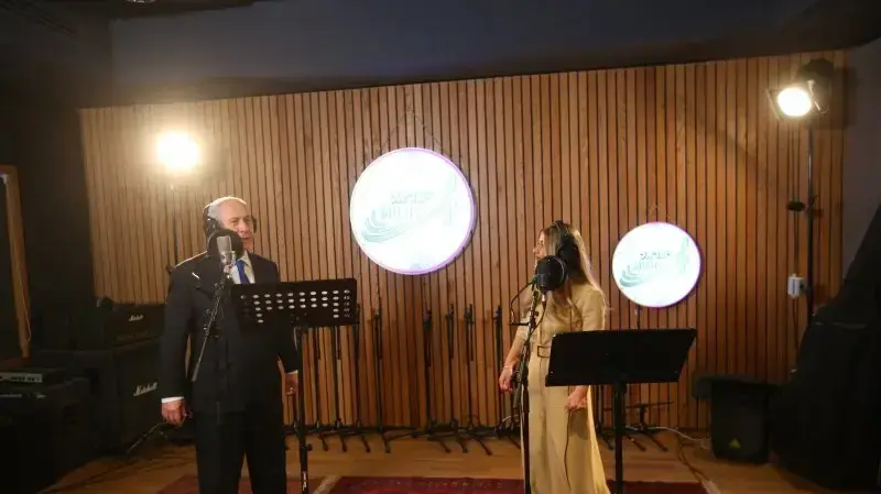 בנימין נתניהו ועדן בן זקן מבצעים גרסת כיסוי לשיר "יש בי אהבה" בנימין נתניהו ועדן בן זקן מבצעים גרסת כיסוי לשיר "יש בי אהבה"