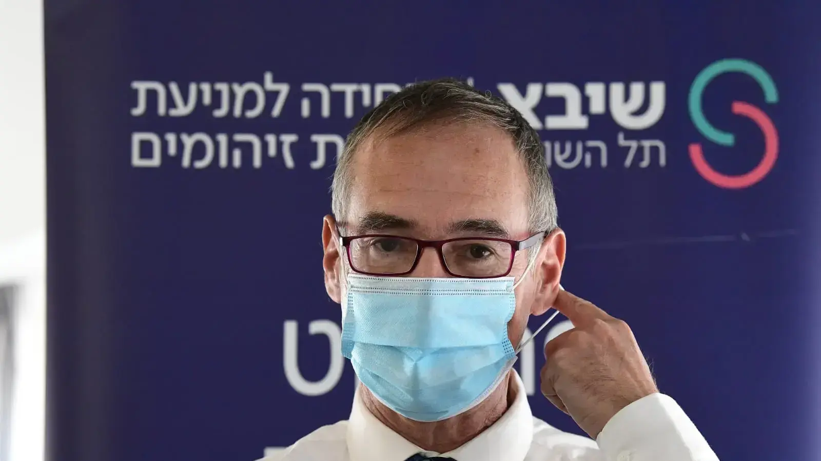 פרופ' ארנון אפק בתרגיל סימולציה של הגעת החיסונים. בית חולים שיבא, תל השומר, 10 בדצמבר 2020 פרופ' ארנון אפק בתרגיל סימולציה של הגעת החיסונים. בית חולים שיבא, תל השומר, 10 בדצמבר 2020