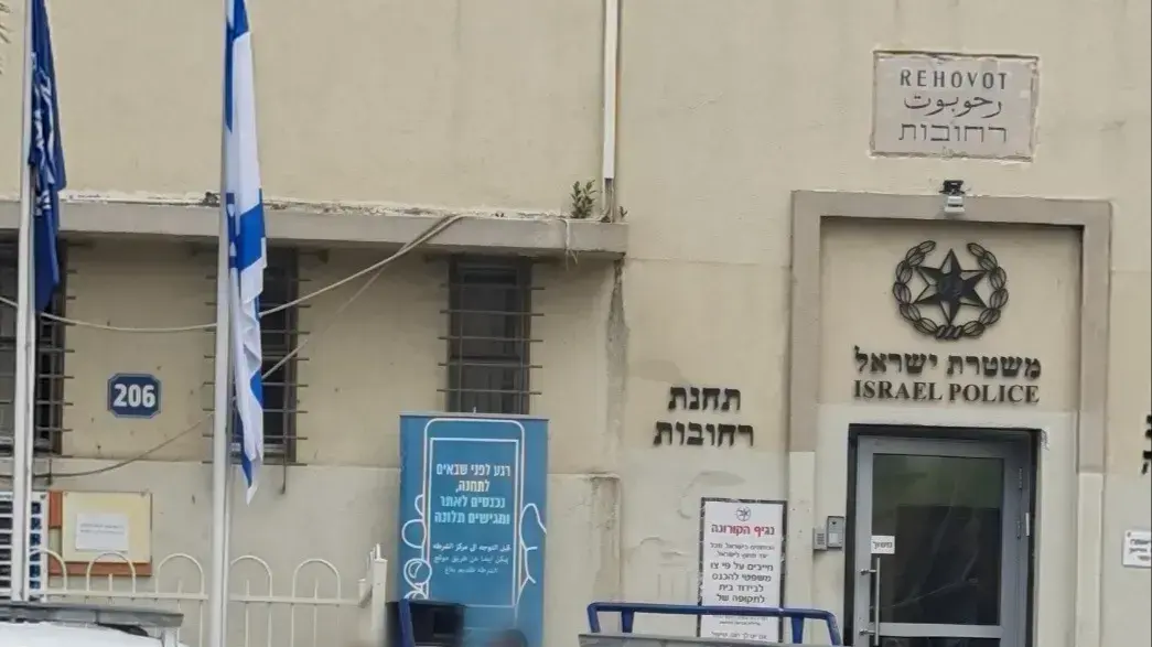 בעלה לשעבר ובתה של בת ה-50 שנדקרה למוות ברחובות, בתחנת המשטרה, 12 דצמבר 2020 בעלה לשעבר ובתה של בת ה-50 שנדקרה למוות ברחובות, בתחנת המשטרה, 12 דצמבר 2020